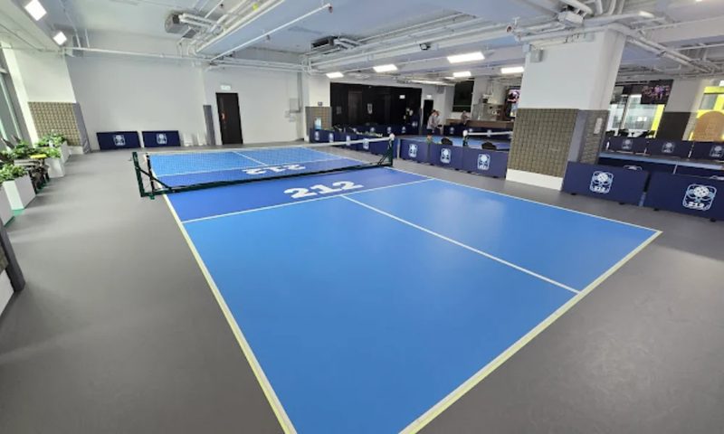 香港室內藍色 pickleball court 同球網