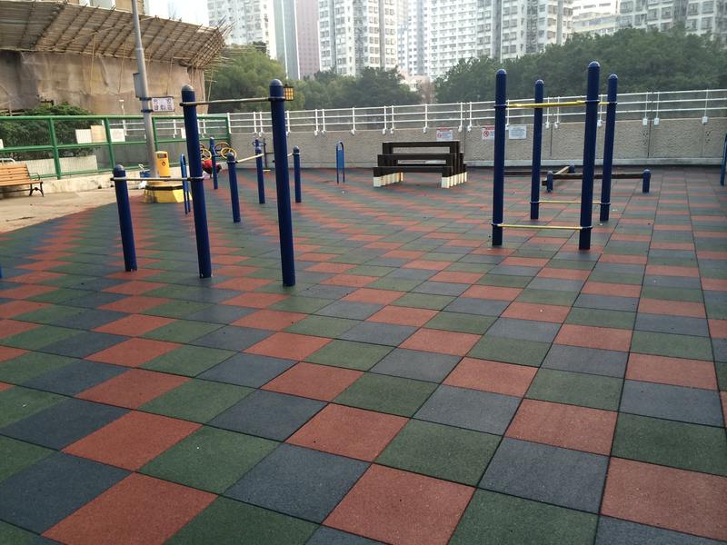 Red and green impact safety mats in an outdoor fitness area